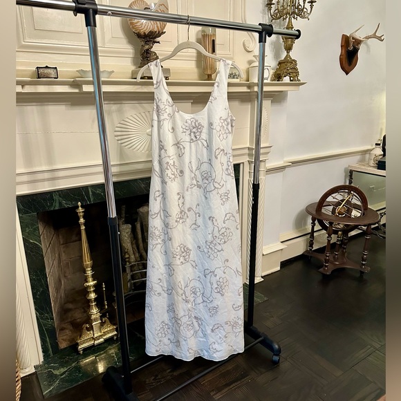 Women’s Banana Republic Maxi Dress in white floral-like pattern. Size 6. - Picture 3 of 3